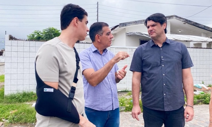 Leo Bezerra vistoria vias da comunidade Riachinho em Jo�o Pessoa que receber�o piso intertravado