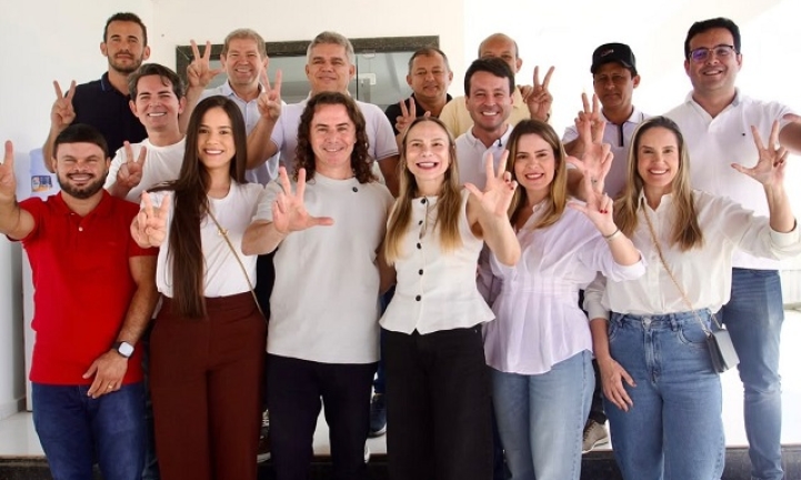13 prefeitos do Vale do Pianc� se re�nem e convidam Veneziano para reafirmar apoio � sua reelei��o
