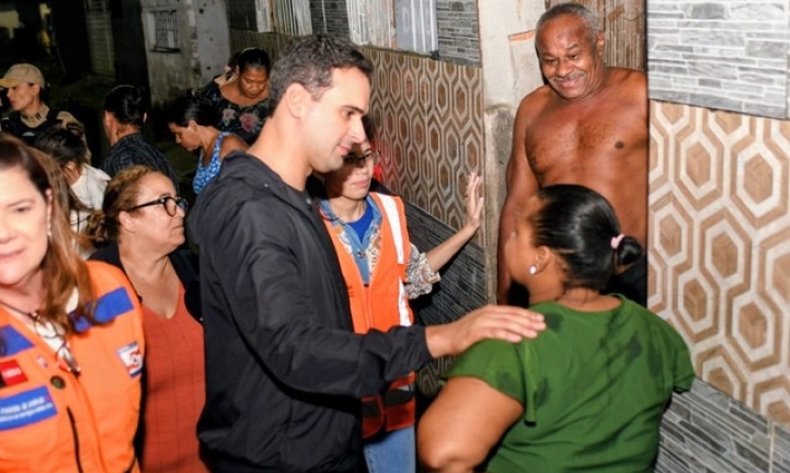 Lucas Ribeiro visita comunidades de Jo�o Pessoa afetadas pelas chuvas e determina provid�ncias