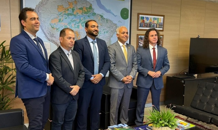 No Minist�rio das Cidades, Veneziano articula reconstru��o de casas destru�das pelas chuvas na Para�ba