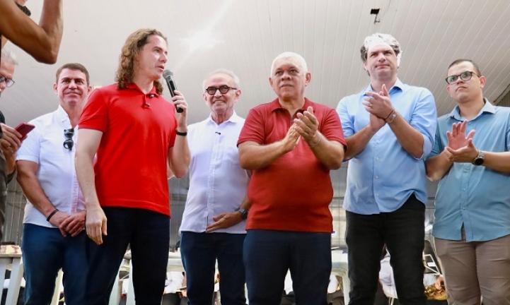 Ao lado de C�cero e Leo Bezerra, Veneziano prestigia os 43 anos do bairro de Mangabeira, em Jo�o Pessoa