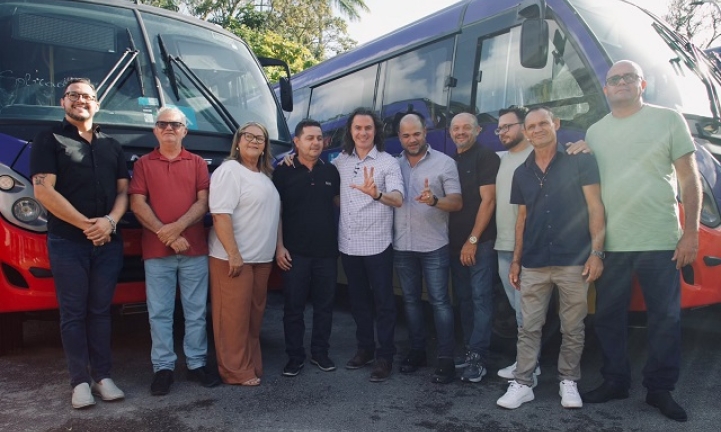Na Para�ba, Sa�de entrega micro�nibus, vans e ambul�ncias a munic�pios e prefeitos agradecem a Veneziano